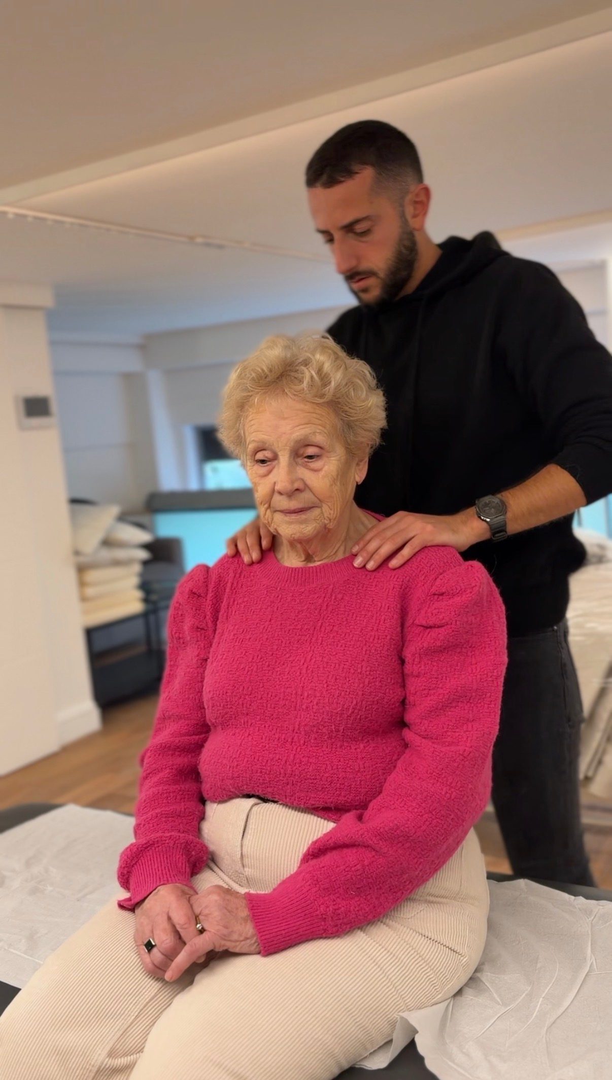 Ostéopathe traitant les cervicales d'une patiente senior